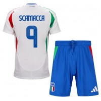 Camiseta Italia Gianluca Scamacca #9 Visitante Equipación para niños Eurocopa 2024 manga corta (+ pantalones cortos)